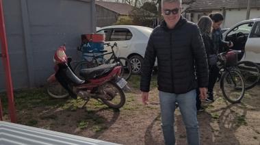 Rivero visitó La Dulce y donó chapas al Deportivo