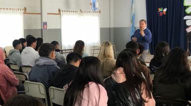 CAMEQ impulsa la educación portuaria en escuelas secundarias de Necochea