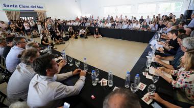 Rojas participa de la segunda conferencia de verano con Kicillof e intendentes de la costa