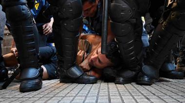 Caos en las afueras del Congreso: Represión brutal durante el debate de la ley Ómnibus