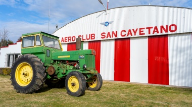 Donan un tractor al Aero Club en San Cayetano