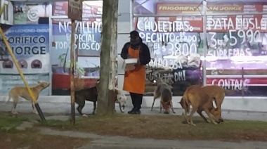 "El negro de la 74": el carnicero que alimenta a los perros del barrio