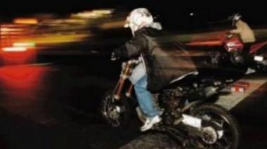 Descontrol en la noche necochense: Motociclista atropelló a una mujer en la vereda y huyó