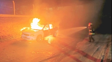 En Quequén un auto fue devorado por las llamas
