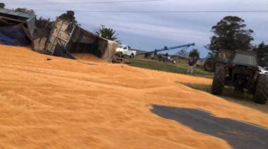 Transportista herido tras volcar en Ruta 88 mientras dirigia su carga hacia Puerto Quequén