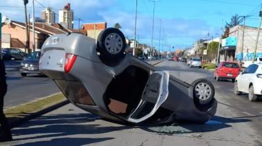 Vuelco en la Avenida 75: Tres heridos leves en accidente este mediodía