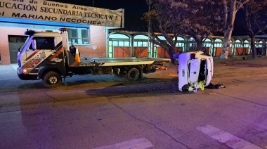 Un auto chocó solo contra un árbol y volcó frente a la Técnica 2
