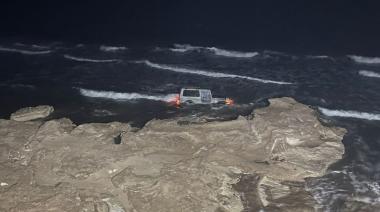 Operativo de rescate para salvar un jeep en Punta Negra tras ser atrapado por la marea
