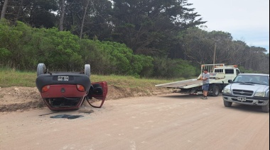 Volcó un auto en la Avenida 2 y terminó secuestrado por Tránsito