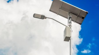 San Cayetano coloca luminarias led solares en su balneario