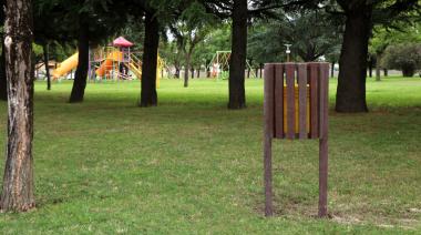 La basura al cesto: colocan cestos reciclados en espacios públicos de San Cayetano
