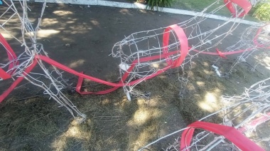 Vandalismo en Quequén: destruyeron los adornos navideños y el municipio repudió el ataque