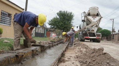 ¿En qué barrio de Necochea avanza la obra de cordón cuneta esperada por los vecinos?