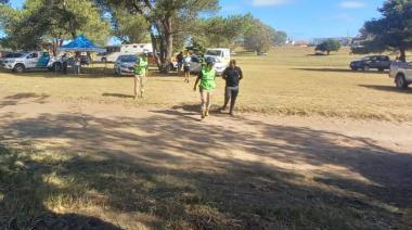 ¡Increíble! Un turista cordobés arrojó ácido de baterías al río Quequén y fue infraccionado