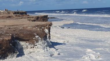 El mar regaló un espectáculo único: la espuma marina invadió las playas de Necochea y Quequén