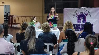 ‘Nos odian por ser la resistencia’: Estela Díaz presentó su libro sobre feminismos y ultraderecha en Necochea