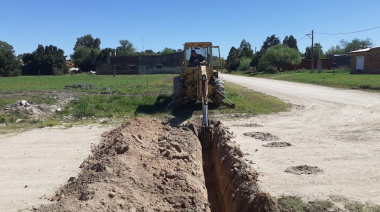 Trabajos municipales en el interior: agua en Claraz y mejoras viales en Juan N. Fernández