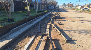 Con inversión provincial, continúa la obra de cordón cuneta sobre Av. 43 en Barrio Norte