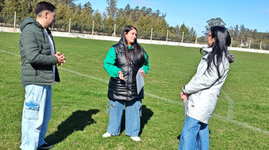 Andrea Cáceres entregó un subsidio para equipamiento deportivo en el Club Malaver de Lobería