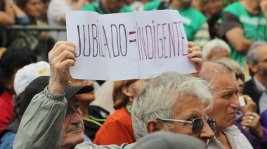 Jubilados a la miseria: el bono de ANSES sigue congelado en 70 mil pesos tras 18 meses