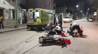 Grave choque: dos jóvenes en moto hospitalizados tras escapar de Tránsito
