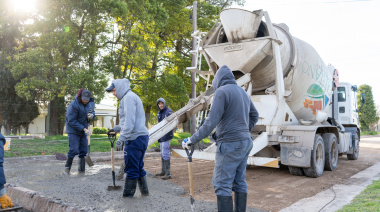 San Cayetano avanza con la repavimentación completa de la calle 12 de Octubre