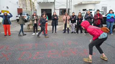 Reclamo de justicia en Necochea por el femicidio de Débora Bulacio: concentración frente a la Comisaría Primera
