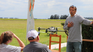 Un vecino de Necochea disertó en San Cayetano sobre el uso de drones en el agro