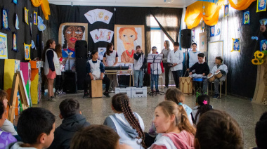 “La UNO 7 ya suena”: Puerto Participativo entregó instrumentos a la Escuela 17 de Juan N. Fernández