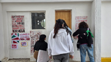 Criminalización e indignación: la Policía denunció una pegatina tras los reclamos en el Complejo Educativo Jesuita Cardiel