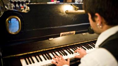 Cena + Piano Bar en Necochea: una noche de sabores turcos y música en vivo