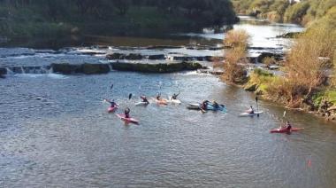 Remo, fogón y acampe: el plan perfecto del Rowing Club para cerrar el año en el río Quequén
