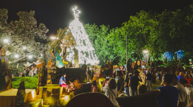 Gran convocatoria en la Plaza Dardo Rocha para el encendido del Árbol de Navidad