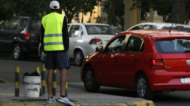 Le exigió $10.000 para “cuidar” un auto, circulaba en una moto con pedido de secuestro y terminó aprehendido