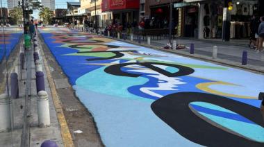 Inauguran la intervención artística de la Peatonal 83 con circo y música en vivo