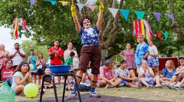Música, danza y humor al aire libre: artistas callejeros animan el verano en Necochea