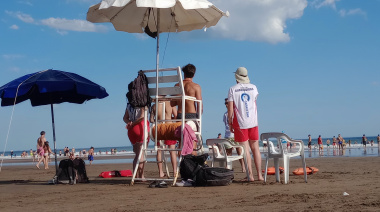 ¿Querés bañarte en el mar con seguridad? Así es la cobertura completa de guardavidas en Necochea y Quequén