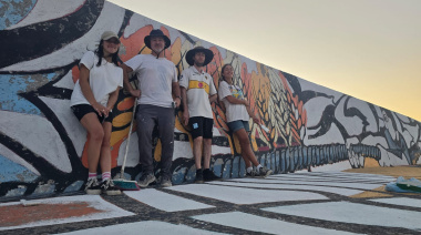 Comenzó la restauración del mural “Reflejos”, patrimonio cultural y postal emblemática de Necochea