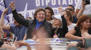 Milei combina calle y acto libertario en su regreso político a Mar del Plata