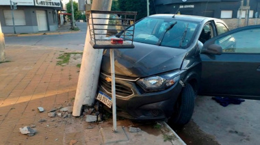 Robaron un auto en una vivienda, lo chocaron contra una columna y escaparon