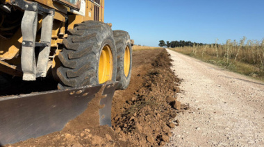 Continúan las tareas de mantenimiento y reconstrucción de los caminos rurales en el distrito de Necochea