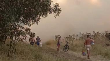 Incendio en Quequén: vecinos, Bomberos y Defensa Civil trabajaron para evitar que el fuego llegue a una casa