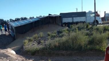 El vuelco de un camión volvió a poner en foco el estado de la Circunvalación en Quequén