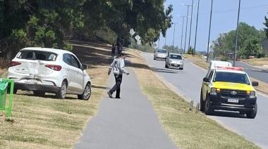 Un auto perdió el control, cruzó la bicisenda y terminó contra un árbol en el Parque Miguel Lillo