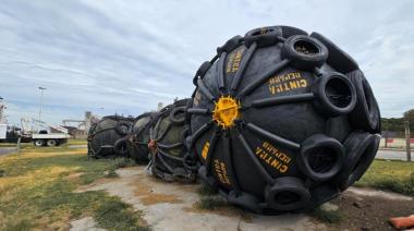 Realizaron trabajos de mantenimiento en las defensas neumáticas de Puerto Quequén