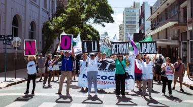 Marcha en Necochea contra la Reforma Laboral: gremios coparon el centro en el marco del paro nacional