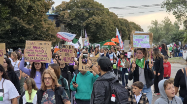 Necochea marchó por el 8M: reclamos de justicia y críticas al ajuste