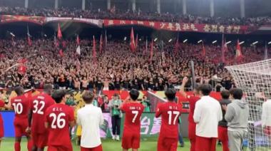 Video viral: hinchas de un club chino cantaron “El pueblo unido jamás será vencido” y sorprendieron al mundo