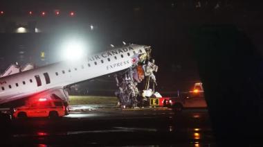 Tragedia en Nueva York: un avión chocó con un camión de bomberos y dejó al menos dos muertos