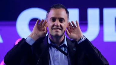 Escándalo Adorni: lo imputaron por enriquecimiento ilícito y docentes protestan frente a su casa